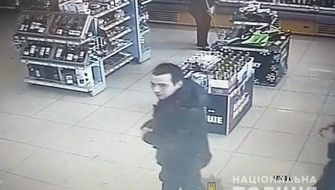 Крадія з автозаправної станції розшукують на Тернопільщині (Фото, відео)