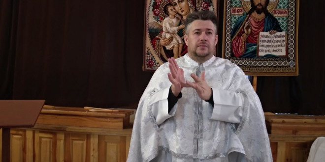 У Тернополі священик служить літургії та колядує мовою жестів (Фото)