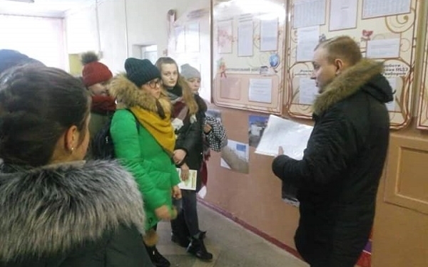 У школі на Тернопіллі відбулася виставка фото з передової російсько-української війни