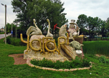 На Тернопільщині є село з унікальною скульптурною композицією (Фотофакт)