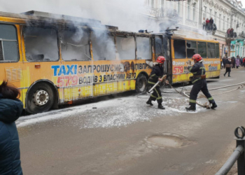 У центрі Тернополя горить тролейбус (фото)