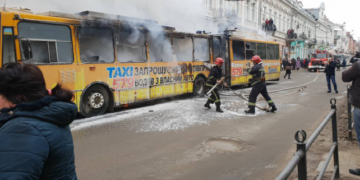 У центрі Тернополя горить тролейбус (фото)