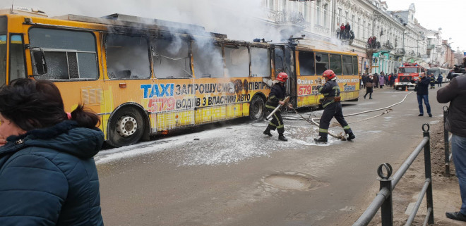 У центрі Тернополя горить тролейбус (фото)