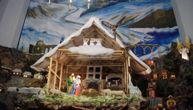 У Тернополі до Різдва встановили 20-метровий “рухомий вертеп” (Фото)