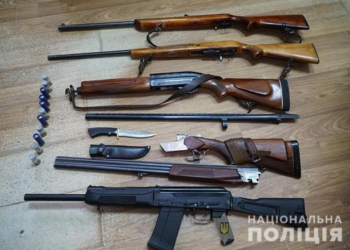 Тернополяни добровільно здають зброю поліції (фото)