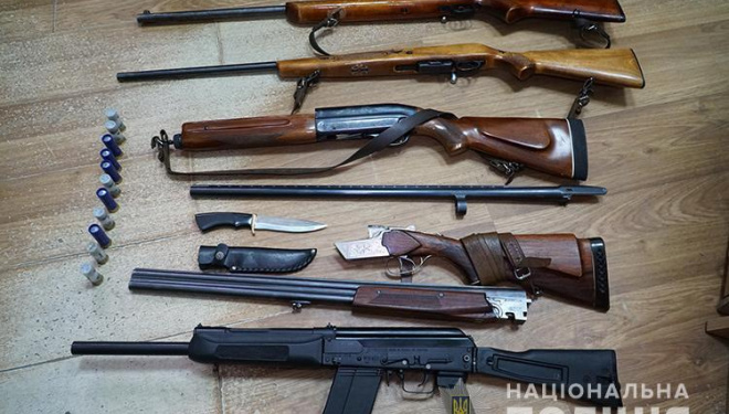 Тернополяни добровільно здають зброю поліції (фото)