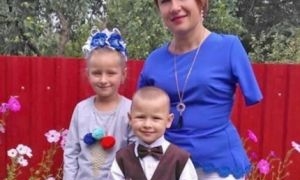 Тернополянка, яка не має рук, самотужки виховує дітей, вишиває і професійно займається візажем (Відео)