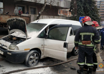В мережі зявилося фото, як горів автомобіль у Тернополі