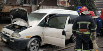 В мережі зявилося фото, як горів автомобіль у Тернополі