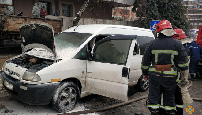 В мережі зявилося фото, як горів автомобіль у Тернополі