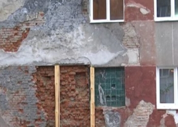В одному з будинків Тернополя обвалюється стіна (Відео)