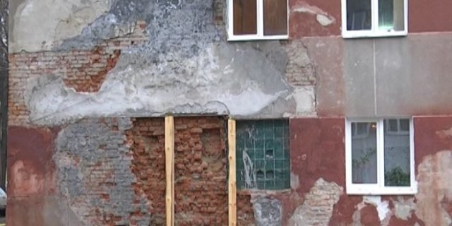 В одному з будинків Тернополя обвалюється стіна (Відео)