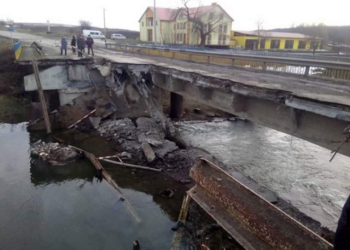 На Тернопільщині обвалився міст, де їхали авто (фотофакт)