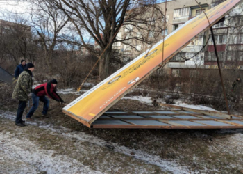 Показали фото, як у Тернополі зрізали незаконний білборд
