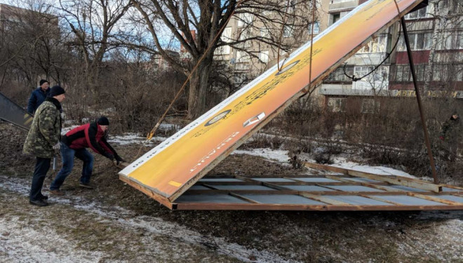 Показали фото, як у Тернополі зрізали незаконний білборд
