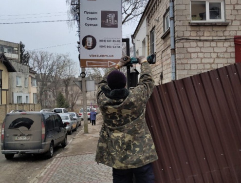У Тернополі далі забирають незаконну рекламу