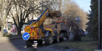 У Тернополі працівники ТОВ “АваксПроф” приступили до прибирання вуличного змету