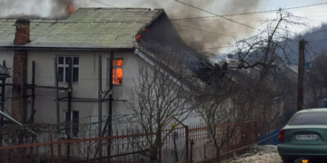 Рятувальники показали фото, як горіла будівля на Тернопільщині