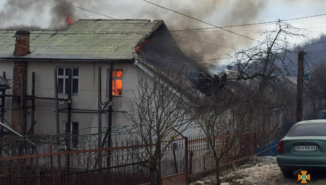 Рятувальники показали фото, як горіла будівля на Тернопільщині