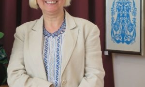 Народна майстриня з Тернополя робить витинанки, які оцінюють на всеукраїнських конкурсах