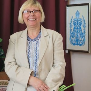 Народна майстриня з Тернополя робить витинанки, які оцінюють на всеукраїнських конкурсах