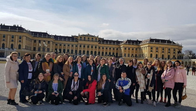 Вихованки колегіуму для дівчат, що в Зарваниці, за сприяння духовенства побували у Відні