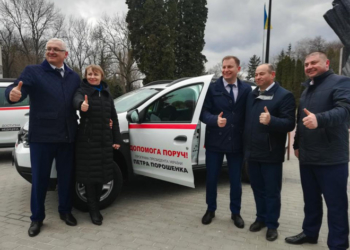 Степан Барна під час вручення автомобілів для сімейних лікарів: Програма Президента «Доступна медицина» отримує практичне втілення