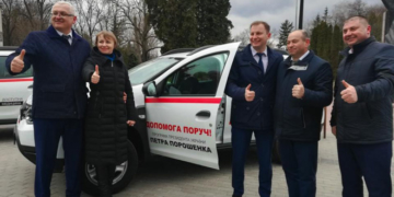 Степан Барна під час вручення автомобілів для сімейних лікарів: Програма Президента «Доступна медицина» отримує практичне втілення