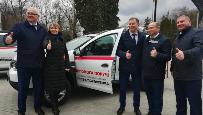 Степан Барна під час вручення автомобілів для сімейних лікарів: Програма Президента «Доступна медицина» отримує практичне втілення