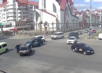 У Тернополі агресивний водій вирішив провчити порушника ПДР (Відео)