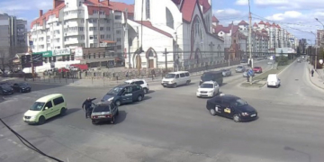 У Тернополі агресивний водій вирішив провчити порушника ПДР (Відео)