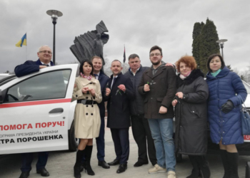 Степан Барна під час вручення автомобілів для сімейних лікарів: Програма Президента «Доступна медицина» отримує практичне втілення