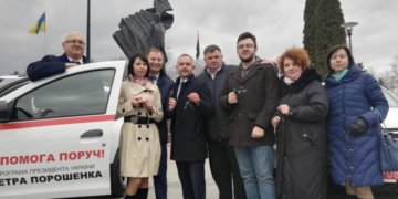 Степан Барна під час вручення автомобілів для сімейних лікарів: Програма Президента «Доступна медицина» отримує практичне втілення