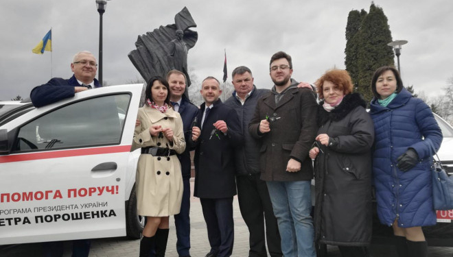 Степан Барна під час вручення автомобілів для сімейних лікарів: Програма Президента «Доступна медицина» отримує практичне втілення