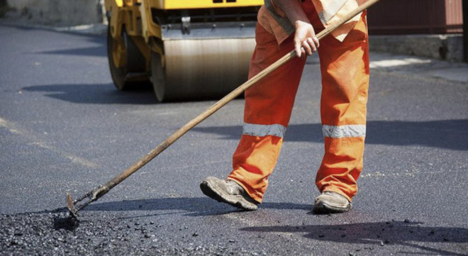 У Тернополі триває поточний ремонт дорожнього покриття