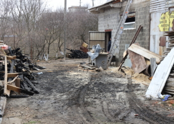 Неподалік Тернополя масштабна пожежа: вогонь охопив понад 350 м.к.в покрівлі