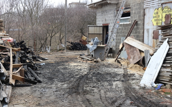 Неподалік Тернополя масштабна пожежа: вогонь охопив понад 350 м.к.в покрівлі