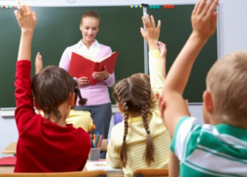 Усі освітяни Тернополя отримують надбавку до зарплати за престижність у роботі, а в інших регіонах проблеми