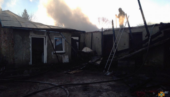 Неподалік Тернополя ледь не згорів житловий будинок