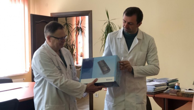 У Тернополі благодійники передали електрокардіостимулятор обласній лікарні