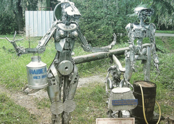 Митець з Тернополя створив “сім’ю ХХІ століття” із металобрухту (Фото)