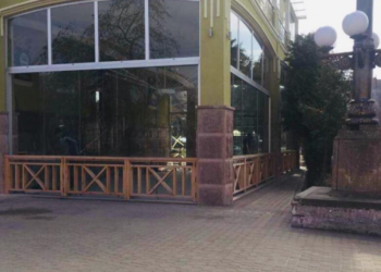 У Тернополі демонтують ще одну “стікляшку”