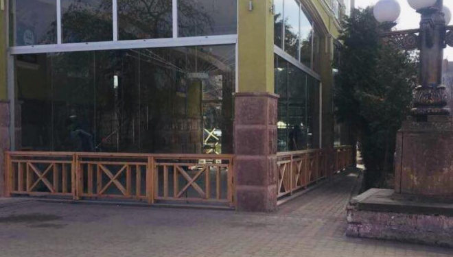 У Тернополі демонтують ще одну “стікляшку”