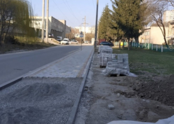 У Тернополі продовжують ремонтувати тротуари