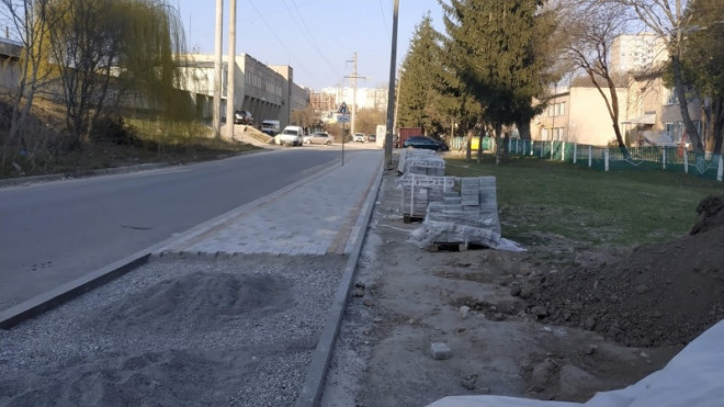 У Тернополі продовжують ремонтувати тротуари