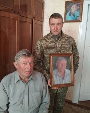 АТОвець з Тернопільщини на полігоні власноруч вишив портрети батькам (фотофакт)