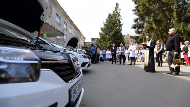 Тернопільській дитлікарні купили два авто (фотофакт)