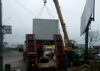 На просп. Степана Бандери демонтовано тимчасову споруду- автопричіп