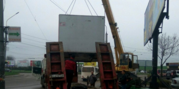 На просп. Степана Бандери демонтовано тимчасову споруду- автопричіп