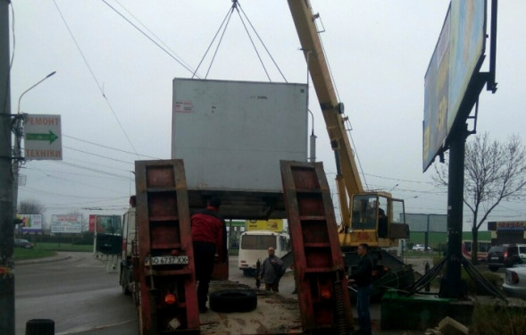 На просп. Степана Бандери демонтовано тимчасову споруду- автопричіп